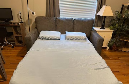 Lakeview Hotel | Urban Chicago Oasis