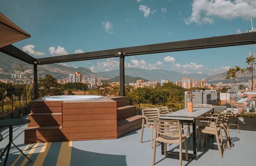 Laureles Apartment | Urban & Comfortable Unit steps from Unicentro Mall