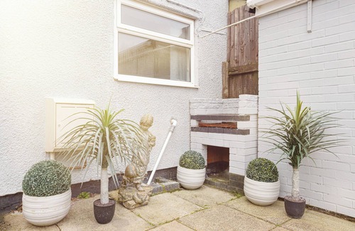 Cradley House | Urban Gem :A home away from home