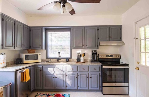 Glen Iris House | Urban Haven -Glen Iris/2 BR/Pets/WiFi/Full Kitchen