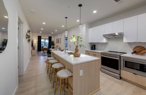 Downtown Nashville Apartment | Urban Jungle I Walk to Broadway I Pool & Gym