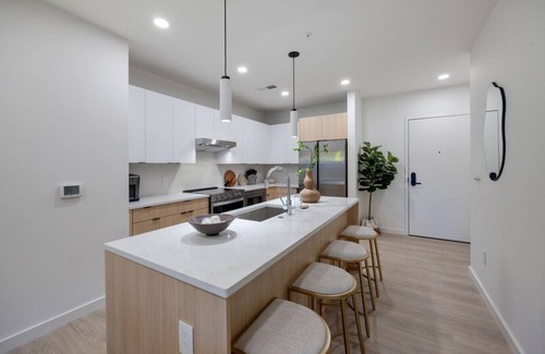 Downtown Nashville Apartment | Urban Jungle I Walk to Broadway I Pool & Gym