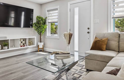 Lakeview House | Urban Oasis: Cozy 3B/1B + Office, 5G, Kitchen, Parking with modern furnishings
