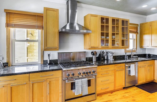 Sunnyside House | Urban San Francisco Retreat: Stunning City Views!