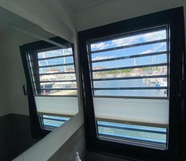 Tarnewitz House | Urlaub auf dem Wasser mit einmaligen Ausblick - WELL Hausboote Boltenhagen 10