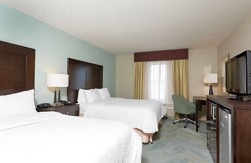 Clinton Township Hotel | 2-Star Hotel ∙ Hampton Inn Detroit Roseville