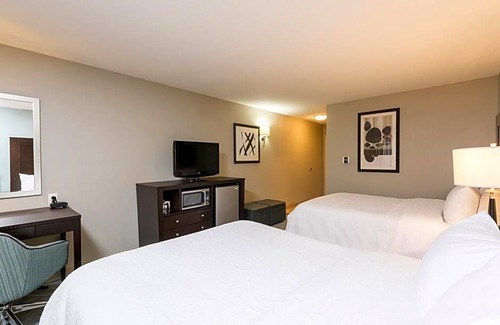 Clinton Township Hotel | 2-Star Hotel ∙ Hampton Inn Detroit Roseville
