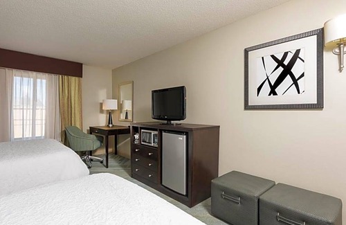 Clinton Township Hotel | 2-Star Hotel ∙ Hampton Inn Detroit Roseville
