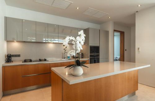 Thep Kasattri Villa | V165 Famous Anchan Flora 4 BR