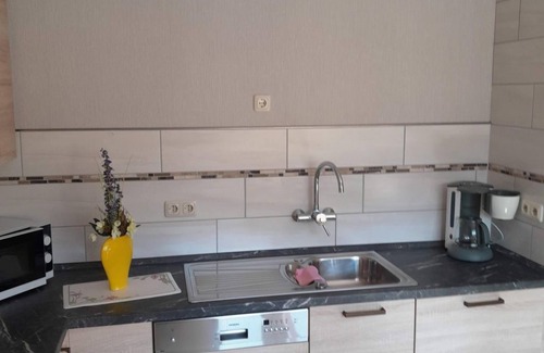 Altenkirchen Apartment | Vacation apartment with spacious sunbathing lawn - Ferienwohnung Hombitz