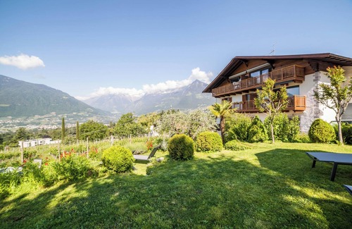 Merano Apartment | Vacation Apartment "Sauvignon" with Mountain View, Wi-Fi, Balcony, Terrace & Garden