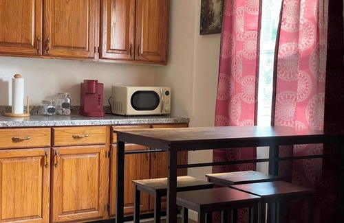 Hardy Condo | Vacation Condo #2 2BR with full kitchen, walk to river and shops, pets welcome