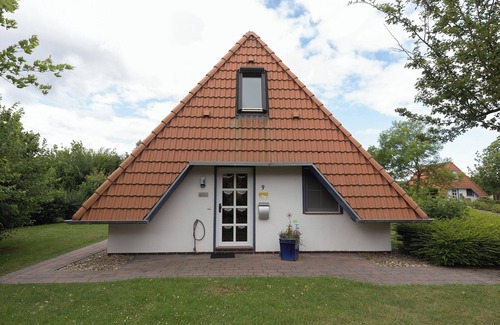 Wremen House | Vacation home Sprenger LA9. On the dyke and with a sun terrace.