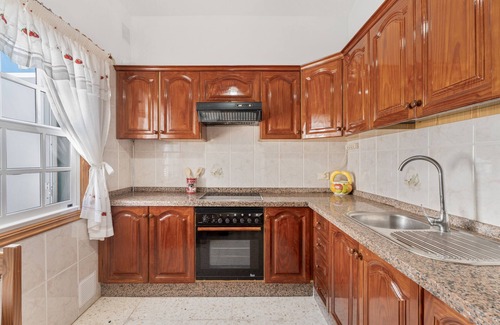 Abades House | Vacation Home 'Bonita Casa Annie' with Private Terrace and Wi-Fi