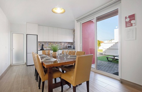 Leiria House | Vacation Home "Casa Davó" with Garden, Air Conditioning & Wi-Fi