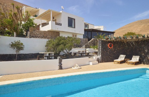 Yaiza House | Vacation Home 'Finca La Calerita D' with Sea View