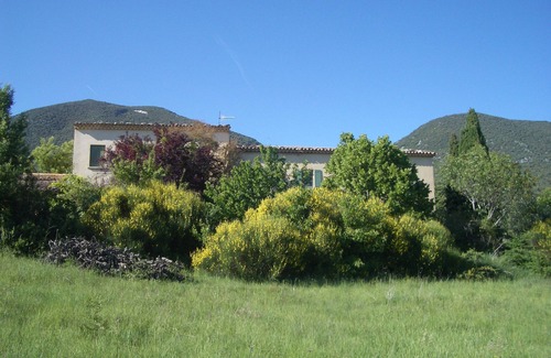 Rustrel Villa | Vacation home in the Luberon with swimming pool and large garden.