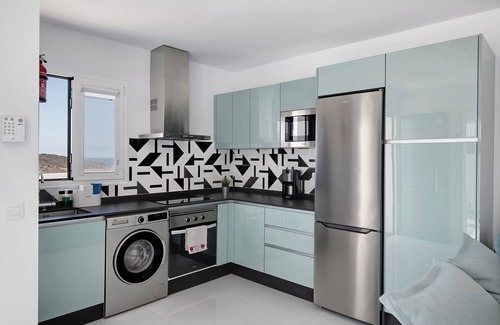 La Santa House | Vacation Home 'Ocean 1' with Mountain View, Wi-Fi and Air Conditioning