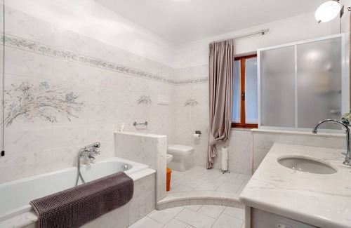 Massa House | Vacation Home "Vacanze A Casa Di Paolo" with Balcony