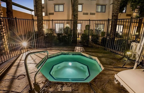 Chandler Apartment | Vacation is Calling! Outdoor Pool, Pets Allowed! Minutes from Makutu's Island