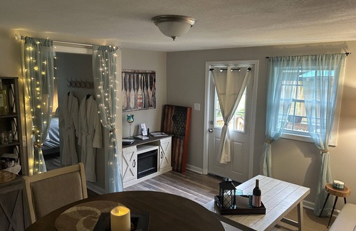 Cleveland House | Vacation Rental, Spa & Salt RoomnTable Rock State ParknFire-Pit ,Pet Friendly