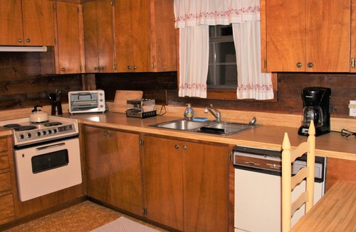 Hunt Cabin | Vaden Hunt House-Log House w/private Guadalupe River access