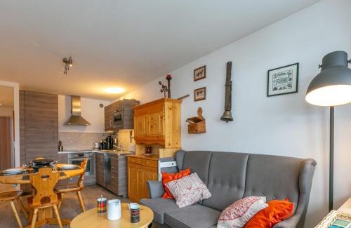 Val-d'Isere Apartment | Val d'Isère - La Daille : Appartement 3 pièces cabine, 6 pers, skis aux pieds, balcon, parking inclus - FR-1-694-342