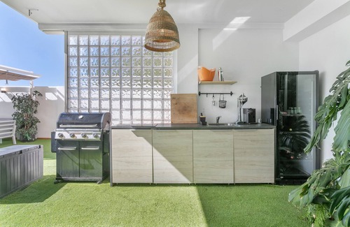 Santa Cruz de Tenerife Apartment | Valencia Vacation Apartment with Sea Views, Private Pool, and Wi-Fi