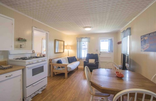 Kingsland Cottage | Valentine Lakeside Stand-alone Cottage 9