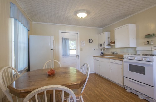 Kingsland Cottage | Valentine Lakeside Stand-alone Cottage 9