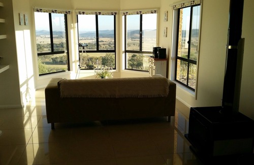 Grattai House | Valley Views at Hendohaven