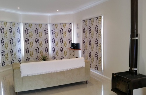 Grattai House | Valley Views at Hendohaven