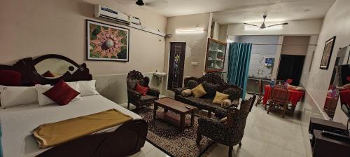 Kalapettai House | VARSHA PALACE, Near Rock Beach and Manakula Vinayagar Temple, White Town, Pondicherry