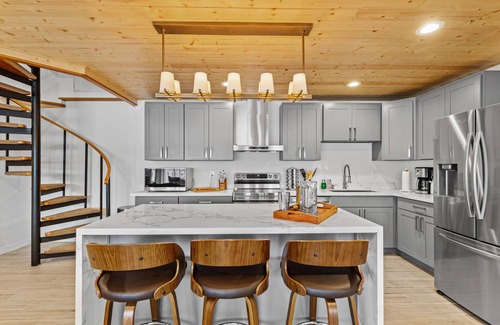 Burley House | Vashon Modern Beachfront Getaway: Pet & Family-Friendly with Stunning Views!