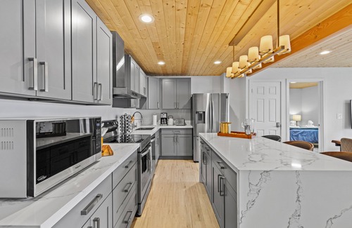 Burley House | Vashon Modern Beachfront Getaway: Pet & Family-Friendly with Stunning Views!