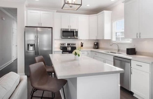 Tulane - Gravier House | VCAY-POLISHED home as your Social Distancing retreat!