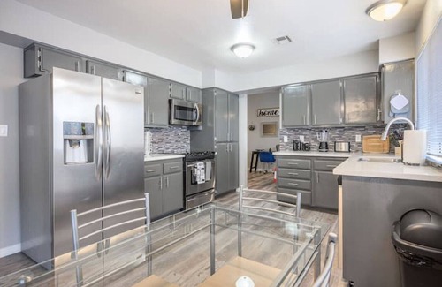 Paradise House | Vegas Retreat with heated pool/spa minutes from Harry Reid airport & the Strip!