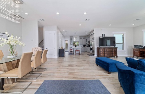 Lawndale/ Wayside House | VENIZ by Hobby Airport minimum 31 days stay