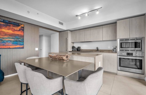 Hollywood South Central Beach Apartment | Ventur Luxe Condo, Oceanview, Gym, Beach Access