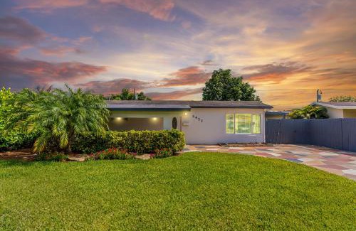 Driftwood House | Ventur Oasis Lux Hollywood Private Pool Retreat