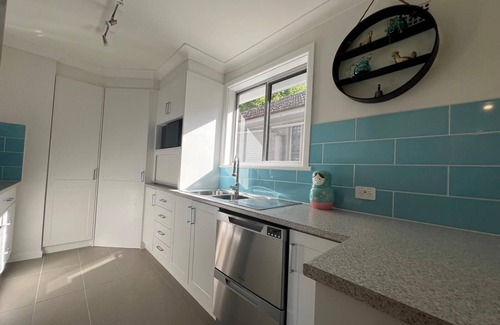 West Pennant Hills House | Verandah @ West Pennant Hills with Kingsize Bed and off street parking