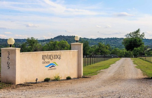 Fredericksburg Cottage | Verbena Waterfront With Hot Tub