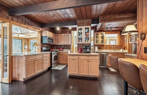 Plymouth Cabin | Vermont Mountain Chalet Hot Tub Near Skiing