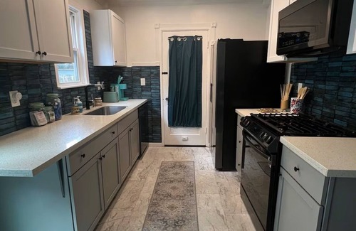 Warrington House | Very close to Navy Base, Downtown and Beaches. Insta worthy selfie wall