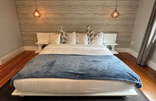 Historic Hill Hotel | Very cool 1 Bed/1 Bath/(Sleeps 4) Dog friendly with parking on Historic Pelham St.