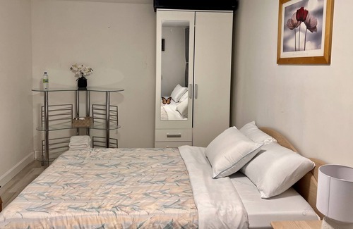 Mirabel House | Very nice bedroom close to all the Laurentides attraction sites!