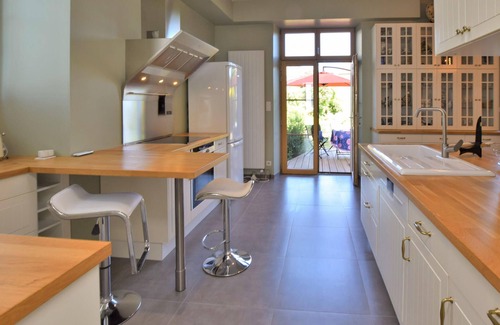 Avranches House | Very nice old house with a quiet garden.