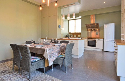 Avranches House | Very nice old house with a quiet garden.