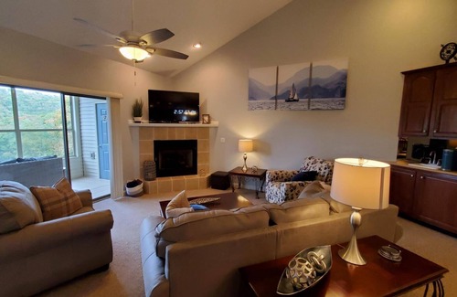 Hollister Condo | Very Popular*Lake Front*2 Kings*2 Jetted Tubs