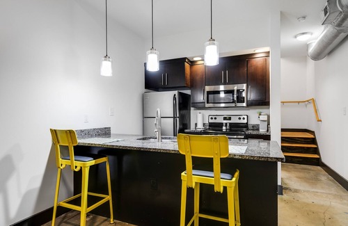 Monroe Ward Apartment | Vibrant 1-Bedroom Loft with Free Parking and Wifi